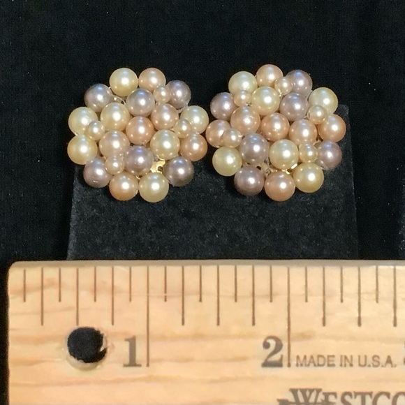 Vintage Classic Mult-Pearl Clip Earrings - Picture 4 of 5